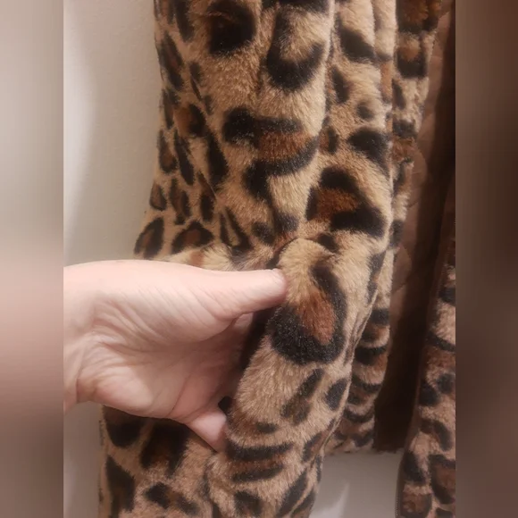 Lily reversible faux fur leopard print full zip vest - Picture 2 of 8
